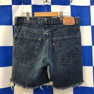 Cutoff 550 Levi's denim shorts with frayed hem
